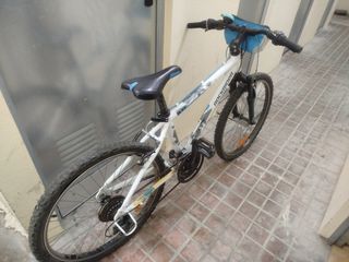Bici infantil Rockrider con casco y cesta