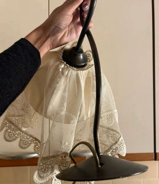 Lampada da tavolo con pizzo