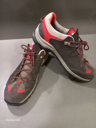 Zapatillas montaña hombre. Quechua. Marrón y rojo.