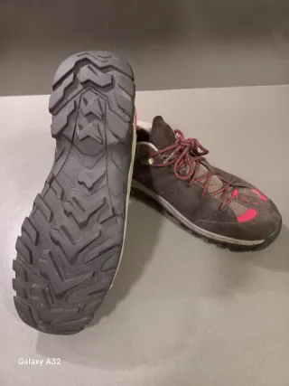 Zapatillas montaña hombre. Quechua. Marrón y rojo.