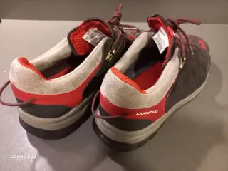 Zapatillas montaña hombre. Quechua. Marrón y rojo.