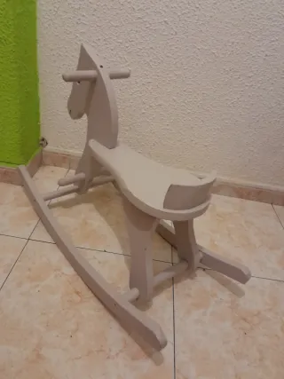 Caballito balancín infantil de madera