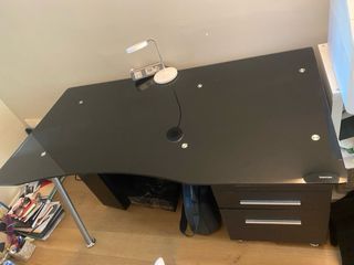 Escritorio cristal negro con cajones metálicos