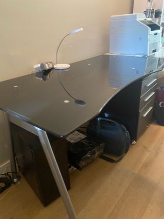 Escritorio cristal negro con cajones metálicos