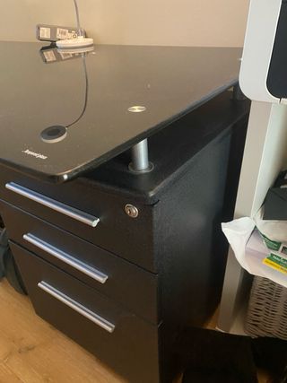 Escritorio cristal negro con cajones metálicos