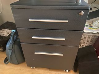 Escritorio cristal negro con cajones metálicos