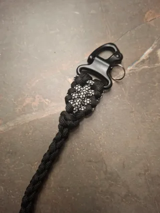Puño de Mono Paracord con Mosquetón