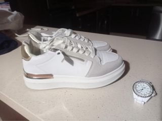 Zapatillas deportivas nuevas y reloj d&g.