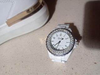 Zapatillas deportivas nuevas y reloj d&g.