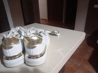 Zapatillas deportivas nuevas y reloj d&g.