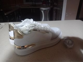 Zapatillas deportivas nuevas y reloj d&g.