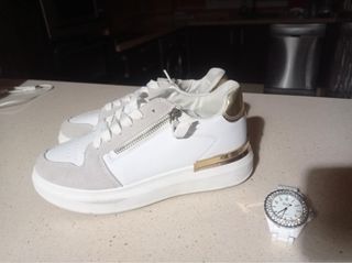 Zapatillas deportivas nuevas y reloj d&g.