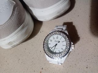 Zapatillas deportivas nuevas y reloj d&g.