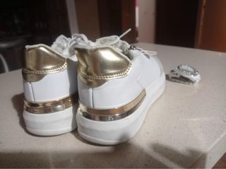 Zapatillas deportivas nuevas y reloj d&g.