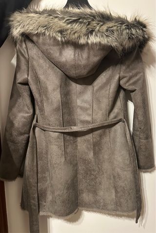 Abrigo Salsa gris con capucha de pelo
