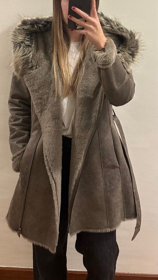 Abrigo Salsa gris con capucha de pelo
