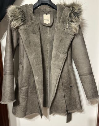 Abrigo Salsa gris con capucha de pelo