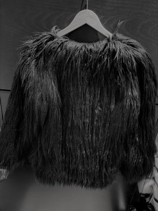 Abrigo pelo negro Stradivarius Talla S