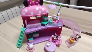 Casita Minnie Mouse con muñecos y accesorios
