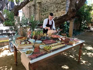 Corte profesional de jamón y envasado al vacío.