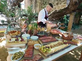 Corte profesional de jamón y envasado al vacío.
