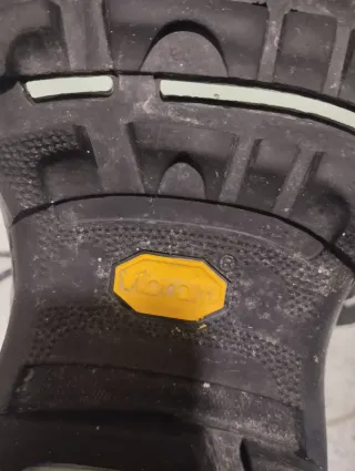 Botas de montaña Karrimor caña alta suela Vibram.