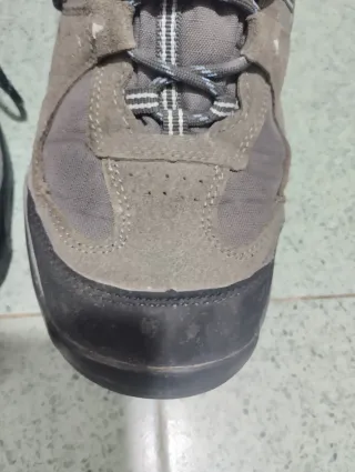 Botas de montaña Karrimor caña alta suela Vibram.