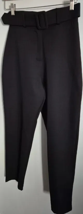 Pantalón de traje negro Boohoo con cinturón