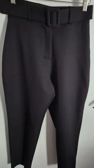 Pantalón de traje negro Boohoo con cinturón