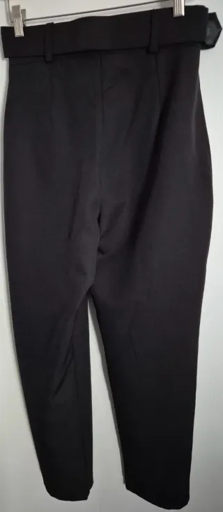 Pantalón de traje negro Boohoo con cinturón