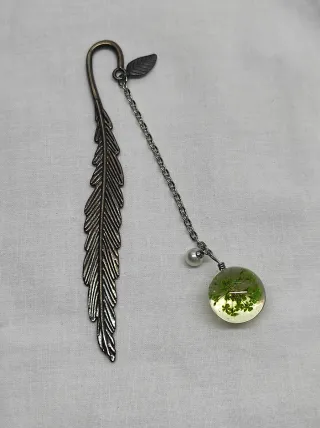 Marcapáginas Metálico con diseño Pluma y Bolitas