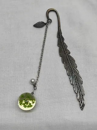 Marcapáginas Metálico con diseño Pluma y Bolitas