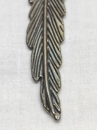 Marcapáginas Metálico con diseño Pluma y Bolitas