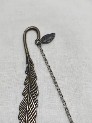 Marcapáginas Metálico con diseño Pluma y Bolitas