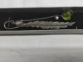 Marcapáginas Metálico con diseño Pluma y Bolitas