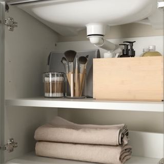 Mueble de baño blanco con lavabo y grifo