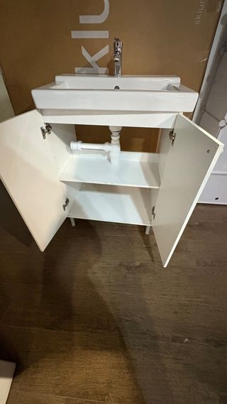 Mueble de baño blanco con lavabo y grifo