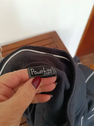 Casaco azul escuro e preto com detalhes brancos