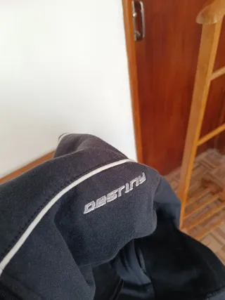 Casaco azul escuro e preto com detalhes brancos