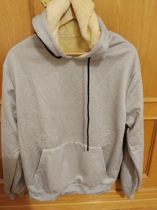 Sudadera gris con bolsillo