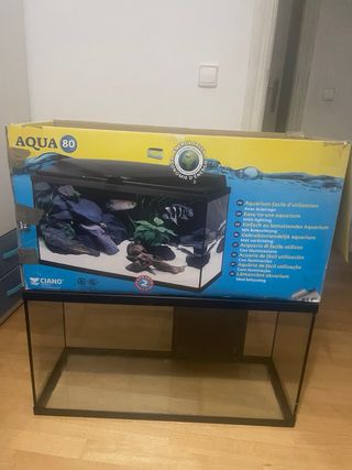 Acuario 86L con dos tapas ( una no funciona).