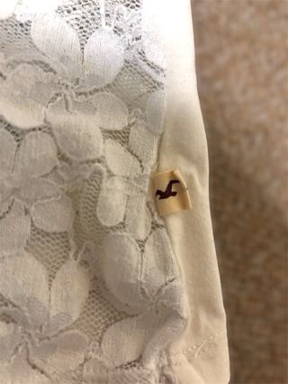 Camiseta Hollister encaje floral blanca Talla M