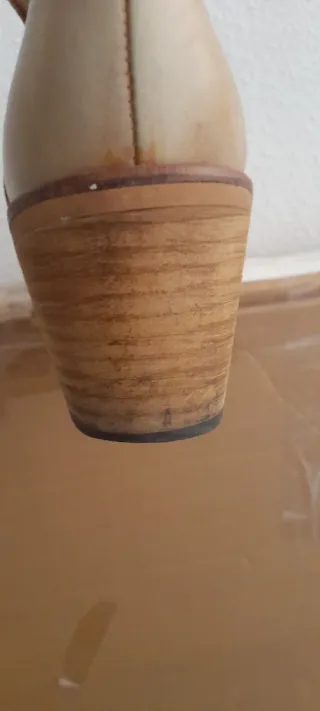 Botas cowboy beige con bordado.