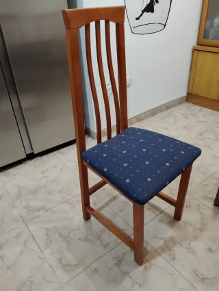 Sillas de madera con asiento azul