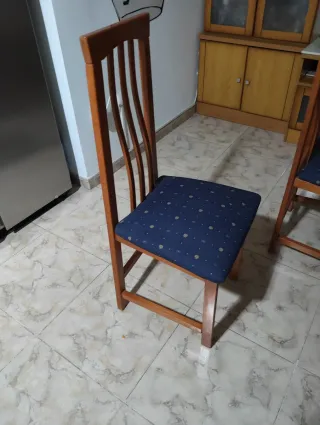 Sillas de madera con asiento azul