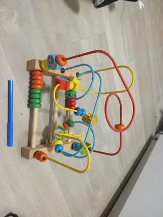 Ábaco de madera con cuentas de colores