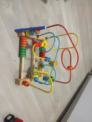Ábaco de madera con cuentas de colores