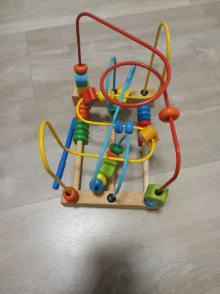 Ábaco de madera con cuentas de colores