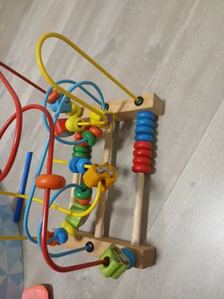 Ábaco de madera con cuentas de colores
