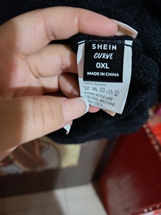 Vestido negro tejido con abertura